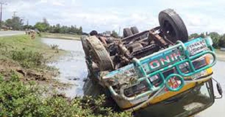 Truck topples and leaves 3 dead in Bangladesh